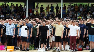 A group of conscripts salutes during a ceremony at a boot camp in Nonsan, South Chungcheong Province, Monday to mark the camp's reception of recruits at a time when tensions between the Koreas have risen dramatically following the North's launch of a landmine attack and firing of artillery shells across the border. (Yonhap)