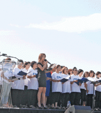 Singers Yangpa and Na Yoon-kwon performed in front of the Lincoln Memorial in Washington, D.C., Saturday in commemoration of the 70th anniversary of Korean liberation. (Korea Times)