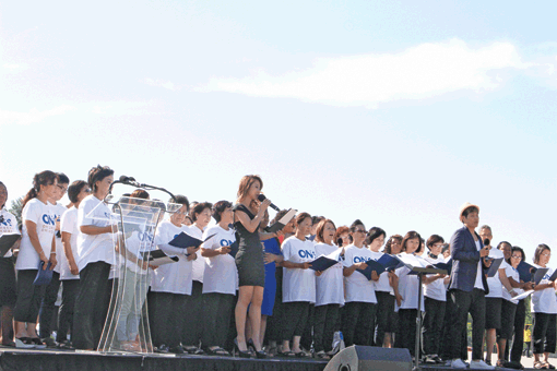 Singers Yangpa and Na Yoon-kwon performed in front of the Lincoln Memorial in Washington, D.C., Saturday in commemoration of the 70th anniversary of Korean liberation. (Korea Times)