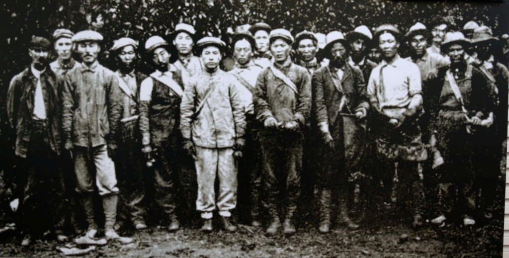Korean immigrants who worked at an orange farm, including Dosan Ahn Chang-ho, second from left in front row, got together to pose for a photo. It is believe to be taken at Alta Cresta Grove Farm in Riverside, California. (Korea Times file)