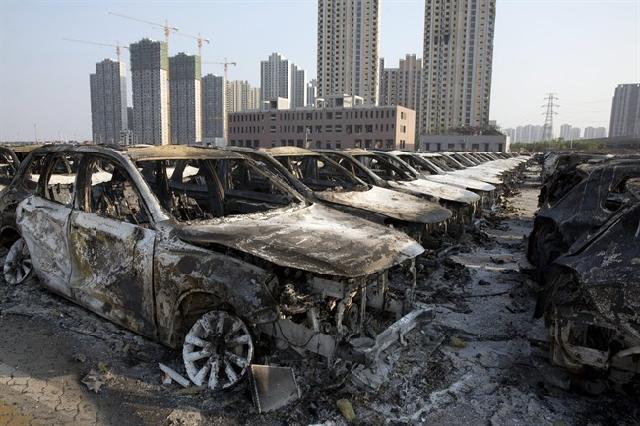 Damaged cars stand in China's northeast port city of Tianjin on Aug. 12, 2015 after suffering a series of huge explosions. While the exact cause of the explosions was not immediately known, South Korea's top carmaker Hyundai Motor is estimated to have lost 160 billion won (US$136 million) from the incident, which will be covered by its insurance. (Yonhap)