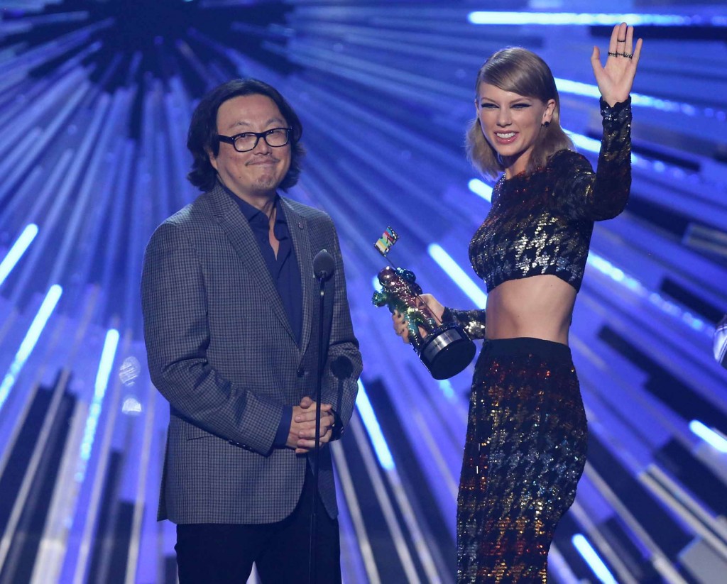 Director Joseph Kahn, left, and Taylor Swift appear on stage after Swift accepts the award for female video of the year for “Blank Space” at the MTV Video Music Awards at the Microsoft Theater on Sunday, Aug. 30, 2015, in Los Angeles. (Photo by Matt Sayles/Invision/AP)