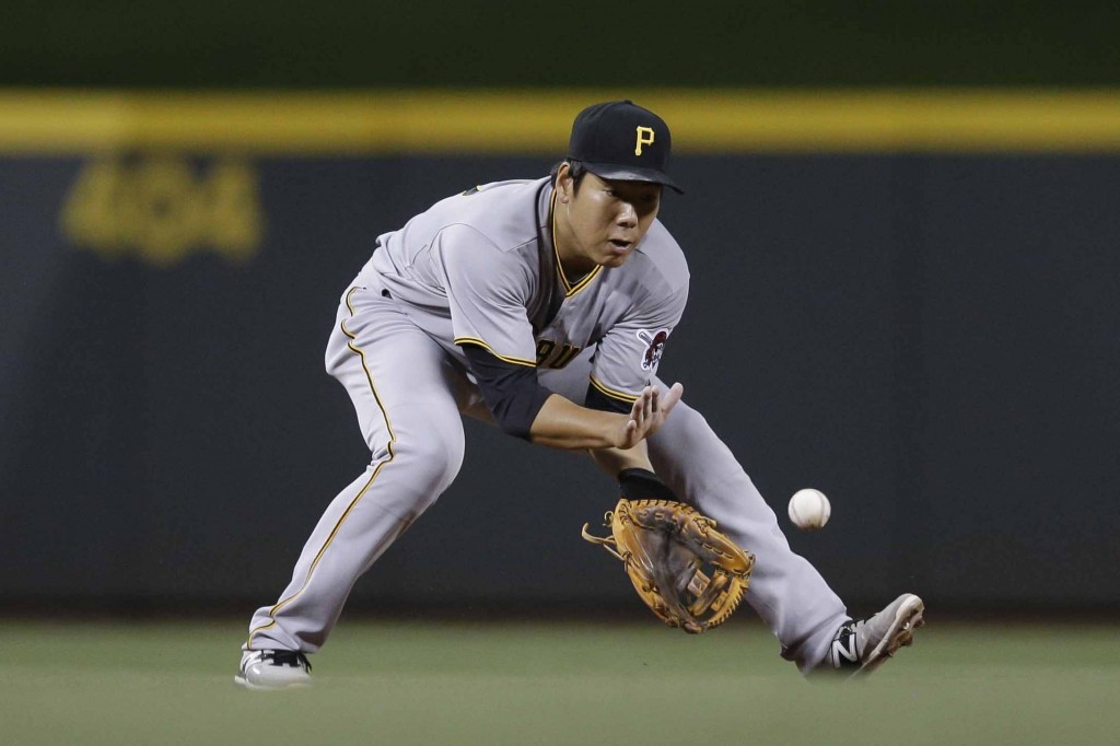 Pittsburgh Pirates infielder Kang Jung-ho fields a groundball during a game.  (AP Photo/John Minchillo)