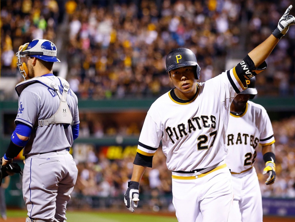 Kang Jung-ho of the Pittsburgh Pirates (C) celebrates his three-run home run against the Los Angeles Dodgers at PNC Park in Pittsburgh on Aug. 9, 2015. (Yonhap)