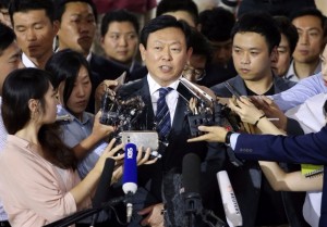Lotte Group Chairman Shin Dong-bin talks to reporters upon his arrival at Seoul's Gimpo International Airport on Aug. 3, 2015. (Yonhap)