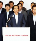 Lotte Corp. CEO Noh Byung-yong, center in front row, and 36 other CEOs of Lotte Group affiliates hold a press briefing after a meeting at the Lotte World Tower in southern Seoul, Tuesday. (Yonhap)