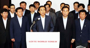 Lotte Corp. CEO Noh Byung-yong, center in front row, and 36 other CEOs of Lotte Group affiliates hold a press briefing after a meeting at the Lotte World Tower in southern Seoul, Tuesday. (Yonhap)