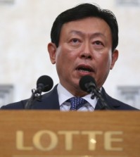 Lotte Group Chairman Shin Dong-bin apologizes in a press conference at Hotel Lotte in Seoul on Aug. 11, 2015. (Yonhap)