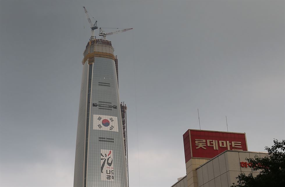 South Korea's national flag is hung on the Lotte World Tower under construction in Seoul in this file photo taken on Aug. 7, 2015 (Yonhap)