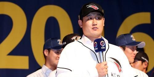 Nam Tae-hyeok, who once played minor league baseball in the Los Angeles Dodgers' system, speaks to reporters after getting selected by the KT Wiz in the Korea Baseball Organization in the annual draft in Seoul on Aug. 24, 2015. (Yonhap)