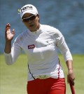 South Korean golfer Pak Se-ri waves at the gallery after finishing the second round of the LOTTE Championship in Honolulu on April 17, 2015. (Yonhap/LOTTE)