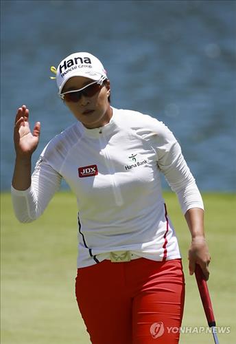 South Korean golfer Pak Se-ri waves at the gallery after finishing the second round of the LOTTE Championship in Honolulu on April 17, 2015. (Yonhap/LOTTE)