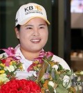 South Korean golfer Park In-bee, ranked No. 1 in the world, waves to the crowd at Incheon International Airport on Aug. 4, 2015, after returning from her Women's British Open Victory. (Yonhap)