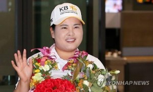 South Korean golfer Park In-bee, ranked No. 1 in the world, waves to the crowd at Incheon International Airport on Aug. 4, 2015, after returning from her Women's British Open Victory. (Yonhap)