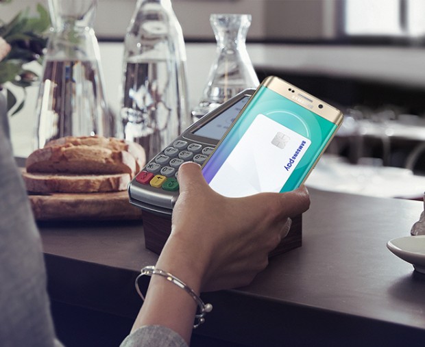 A user demonstrates Samsung Electronics Co.'s Samsung Pay with the Galaxy S6 Edge+ in this photo released by Samsung on Aug. 13, 2015. (Yonhap)
