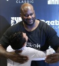 Former NBA MVP Shaquille O'Neal embraces a South Korean fan as he takes part in a publicity event in Seoul on Aug. 20, 2015, to meet his South Korean fans. The retired center is in Seoul as a pitchman for an athletic footwear and apparel company. (Yonhap)