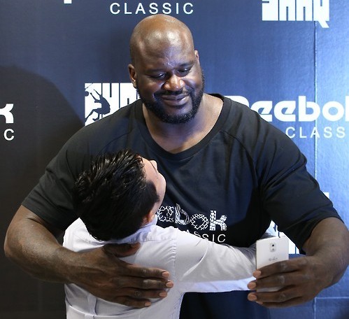 Former NBA MVP Shaquille O'Neal embraces a South Korean fan as he takes part in a publicity event in Seoul on Aug. 20, 2015, to meet his South Korean fans. The retired center is in Seoul as a pitchman for an athletic footwear and apparel company. (Yonhap)