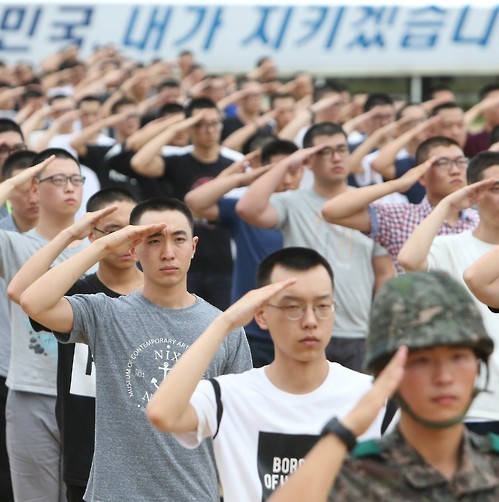 A group of conscripts salutes during a ceremony at a boot camp in the city of Nonsan, 213 kilometers south of Seoul, on Aug. 24, 2015 to mark the camp's reception of recruits at a time when tensions between the Koreas have risen dramatically following the North's launch of a landmine attack and firing of artillery shells across the border. All able-bodied South Korean males are required to serve almost two years in the military. (Yonhap)