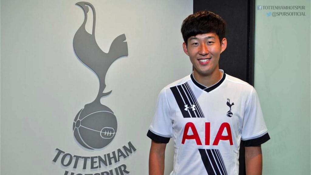 South Korean football player Son Heung-min poses in his new Tottenham Hotspur uniform in this photo released by the English Premier League club on Aug. 28, 2015. (Yonhap)