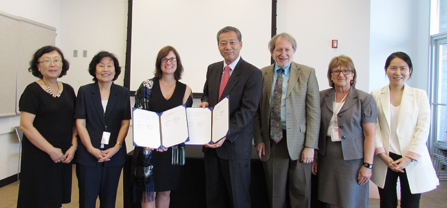 Queens Library and National Library of Korea leaders agreed on an MOU Thursday to bring Korea-related materials to Queens through 2019.