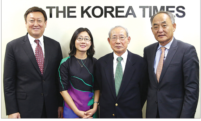 From left: KCS President Kim Kwang-suk, Director Annie Shin, committee members Yoon Young-jae, John Kim