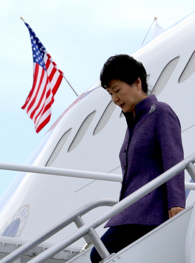 President Park Geun-hye gets out of the plane and walks down the stairs. (Yonhap)
