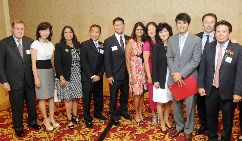 Chan Ho Park, third from right, and Peter O'Malley, left, poses with a group of community leaders at KHEIR Center's fundraising dinner Thursday inside the Millennium Biltmore Hotel in Downtown Los Angeles. (Park Sang-hyuk/Korea Times)