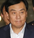 Independent lawmaker Park Ki-choon shows a stern face at the Seoul Central Prosecutors' Office on Aug. 19, 2015, as he is transferred to a detention house after prosecutors arrested him on suspicion of taking bribes from a businessman. Park is suspected of receiving illegal political funds worth 350 million won (US$299,000) and valuables, such as luxury watches and bags, from the head of a distribution agency. (Yonhap)
