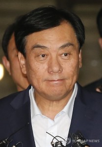 Independent lawmaker Park Ki-choon shows a stern face at the Seoul Central Prosecutors' Office on Aug. 19, 2015, as he is transferred to a detention house after prosecutors arrested him on suspicion of taking bribes from a businessman. Park is suspected of receiving illegal political funds worth 350 million won (US$299,000) and valuables, such as luxury watches and bags, from the head of a distribution agency. (Yonhap)