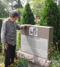 Kang Il-chul, a South Korean victim of Japan's wartime sex slavery, looks at a "comfort women" monument at the Veterans Memorial at Eisenhower Park in Nassau County, New York, on Aug. 6, 2015. The monument was jointly dedicated by Nassau County, the South Korean city of Gwangju and the Korean American Public Affairs Committee. Kang urged the Japanese government to apologize to victims of its sexual enslavement of Korean and other Asian women for its troops during World War II. (Yonhap)
