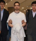 American citizen Arthur Patterson accused of murdering a South Korean college student in 1997 is extradited to South Korea at Incheon airport, west of Seoul, on Sept. 23, 2015. He is suspected of stabbing a college student, identified by his surname Cho, multiple times at a Burger King in the popular foreigner district of Itaewon in central Seoul. (Yonhap)