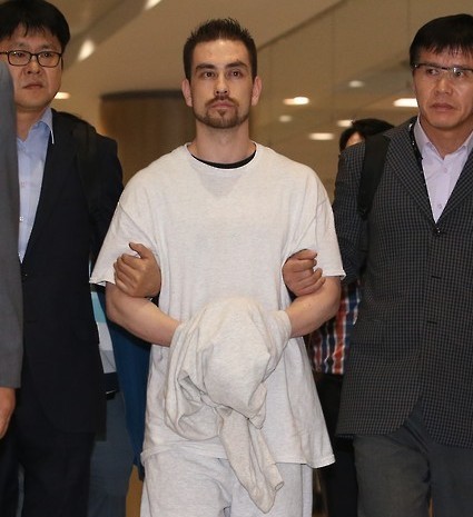American citizen Arthur Patterson accused of murdering a South Korean college student in 1997 is extradited to South Korea at Incheon airport, west of Seoul, on Sept. 23, 2015. He is suspected of stabbing a college student, identified by his surname Cho, multiple times at a Burger King in the popular foreigner district of Itaewon in central Seoul. (Yonhap)