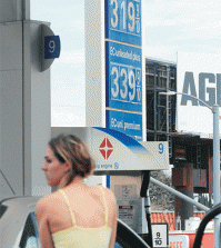 A woman fills her car up with gas in Los Angeles on Sept. 10, 2015. (Park Sang-hyuk/Korea Times)
