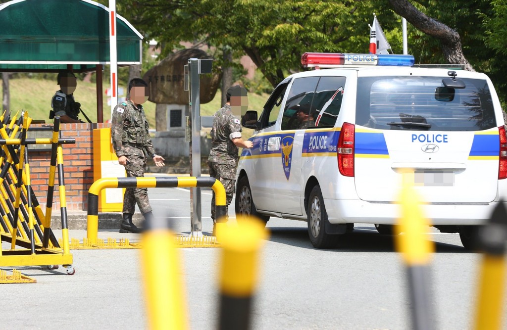 A police car enters a boot camp in the southeastern city of Daegu on Sept. 11, 2015, after reports whirled that a hand grenade explosion killed an Army sergeant and wounded two recruits during a training session at the camp. The military is investigating the exact cause of the explosion. (Yonhap)