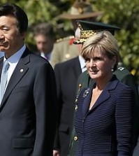 South Korean Defense Minister Han Min-koo, left, and Foreign Minister Yun Byung-se stand alongside of Australian Foreign Minister Julie Bishop, second from right, and Defense Minister Kevin Andrews, right, during a wreath-laying ceremony at the Korean War Memorial in Sydney, Friday, Sept. 11, 2015. Bilateral meetings between the nations are taking place later in the day. (AP Photo/Rick Rycroft)