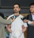 Arthur Patterson, the suspect of a 1997 murder in Itaewon, arrives at Incheon International Airport, Wednesday, after he had been extradited to Korea 16 years after he fled to the U.S. (Yonhap)