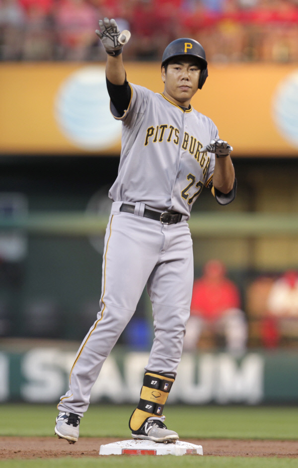 Pittsburgh Pirates' Jung Ho Kang gestures toward his bench after hitting a double during the second inning of a baseball game against the St. Louis Cardinals. (AP Photo/Tom Gannam)