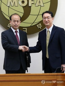 Kim Gunn (R), South Korea`s deputy chief to the six-party talks on North Korea`s nuclear program, poses for a photo with his Chinese counterpart Xiao Qian during their meeting at the Foreign Ministry in Seoul on Sept. 7, 2015. Xiao visited South Korea for discussions with director general-level officials handling North Korea affairs. (Yonhap)