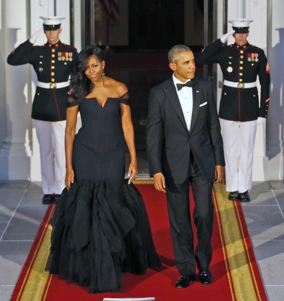 President Barack Obama, right, and first lady  Michelle Obama wait for the arrival of Chinese President Xi Jinping and his wife Peng Liyuan for a State Dinner at the White House in Washington, Friday, Sept. 25, 2015. (AP Photo/Steve Helber)