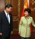 President Park Geun-hye meets Chinese President Xi Jinping on the sidelines of the Asia-Pacific Economic Cooperation summit in Bali, Indonesia, Monday. (Yonhap News)
