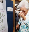 Cho Gap-soon, 82, cries after finding out that she was not included among 500 preliminary candidates for the reunion of families divided by the 1950-53 Korean War, at a Korea Red Cross office in Seoul, Wednesday. The candidates were chosen through a computer draw. (Yonhap)