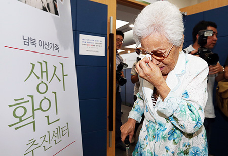 Cho Gap-soon, 82, cries after finding out that she was not included among 500 preliminary candidates for the reunion of families divided by the 1950-53 Korean War, at a Korea Red Cross office in Seoul, Wednesday. The candidates were chosen through a computer draw. (Yonhap)