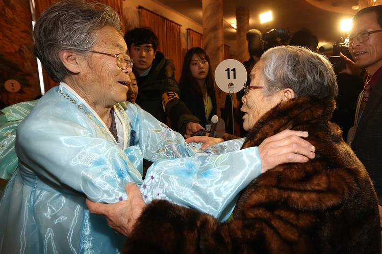 In this file photo dated Feb. 20, 2014, South Korean resident Kim Sung-yun, 95, relishes being reunited with her younger sister from North Korea, Kim Suk-ryeo, 79, during the reunions of separated families at the Mount Kumgang resort on the North's east coast. South and North Korea agreed on Sept. 8, 2015, to hold another round of reunions of families, separated by the 1950-53 Korean War, at the resort on Oct. 20-26. (Yonhap)