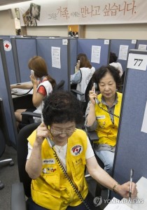 Volunteers make phone calls to separated families in South Korea at the headquarters of South Korea's Red Cross in Seoul on Sept. 1, 2015, to see if they will agree to exchange a list of separated family members with North Korea. In a landmark deal, the two Koreas agreed last week to resume the much-anticipated reunions of families separated by the 1950-53 Korean War on the occasion of Korea's fall harvest holiday slated for September. (Yonhap)