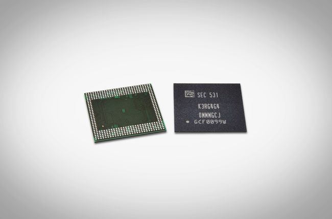 This photo, released by South Korea's top tech giant Samsung Electronics Co. on Sept. 9, 2015, shows the industry's first 12-gigabit (Gb) Low Power Double Data Rate 4 (LPDDR4) mobile dynamic random access memory (DRAM). (Yonhap)