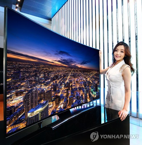 A model stands with a Samsung UHD television.(Yonhap)