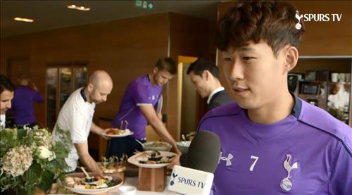 Son Heung-min talks about bringing Korean food for his new teammates. (Facebook capture) 