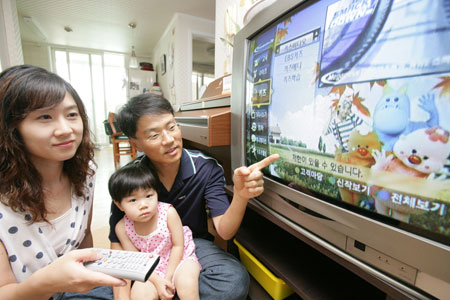 Among Korean children aged 7-12, 56 percent said they wanted to spend more time with their parents, higher than the average of 47 percent of 12 surveyed countries, in a survey by Swedish furniture company IKEA. (Korea Times file)