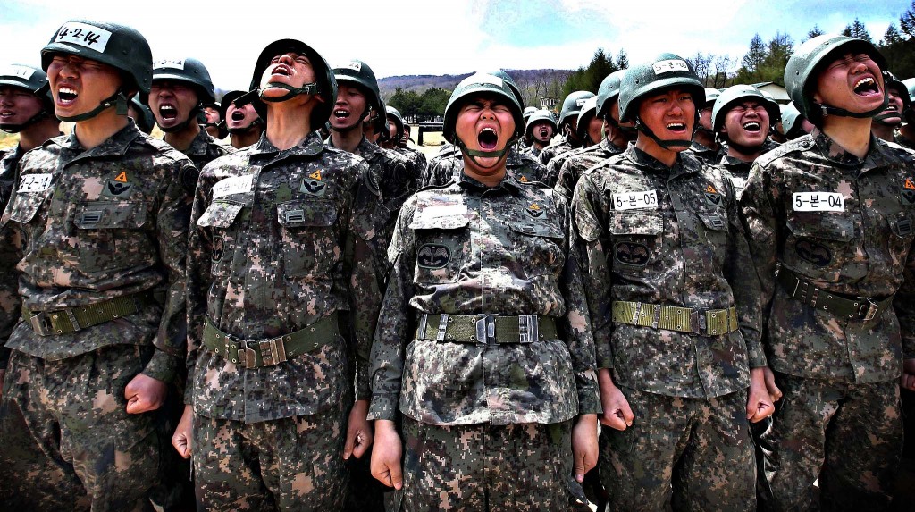 Members of the South Korean special forces take part in a military drill in Yeongcheon, southeast of Seoul in this May 2, 2013 picture. (Yonhap)