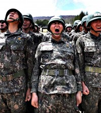 Members of the South Korean special forces take part in a military drill in Yeongcheon, southeast of Seoul in this May 2, 2013 picture. (Yonhap)